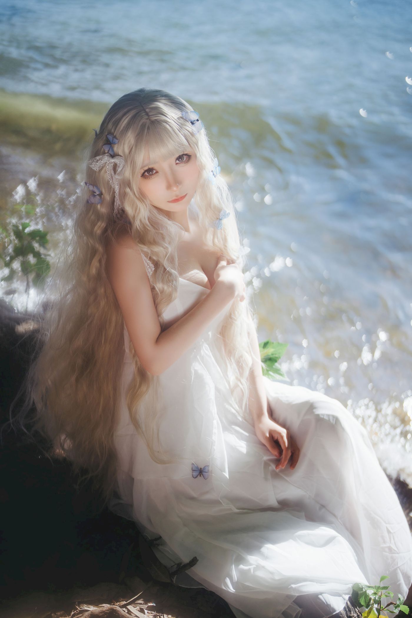 湖边白裙美女是三不是世w恬静温柔勾魂模样写真