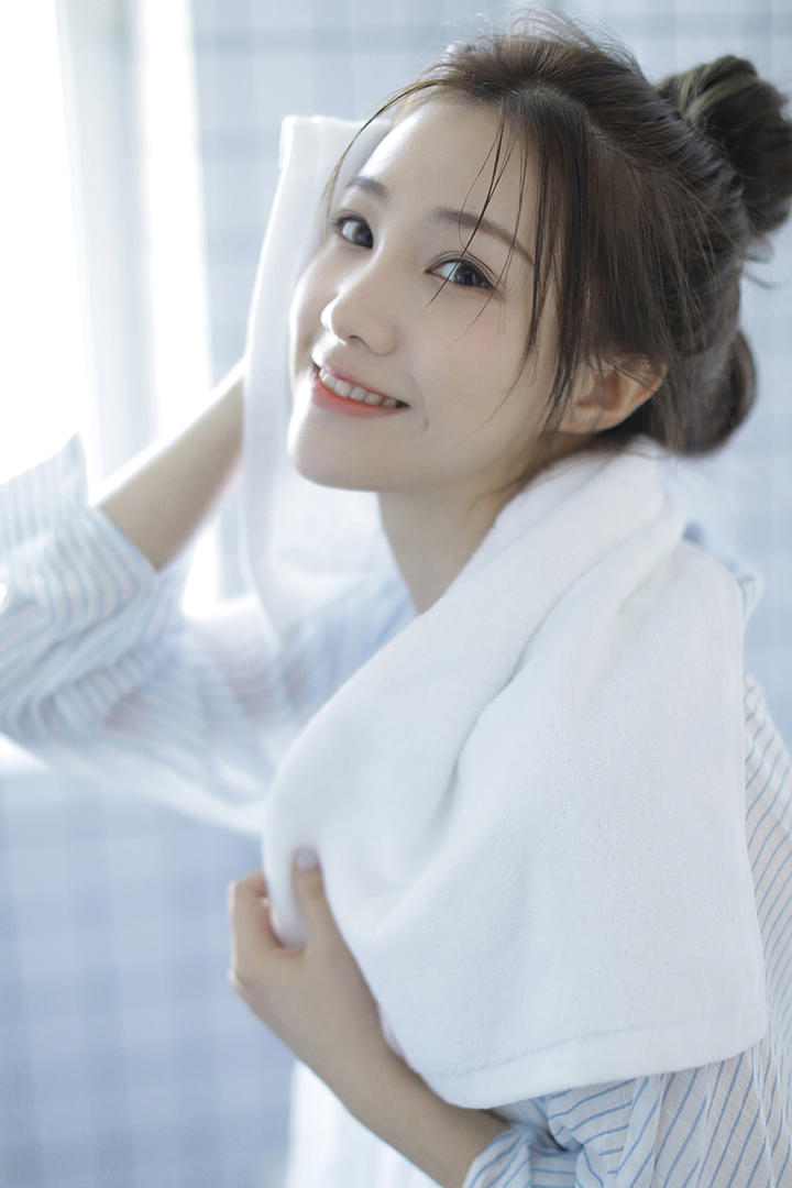 拿着毛巾擦头发的极品气质美女