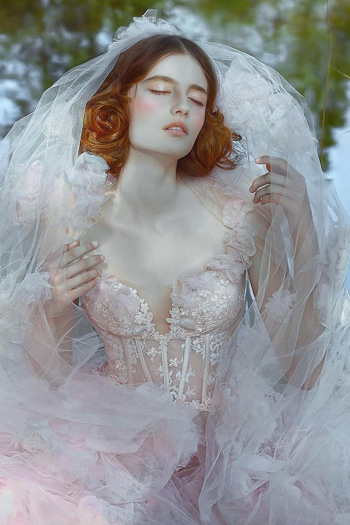 穿着婚纱的欧美气质美女艺术人像摄影图片