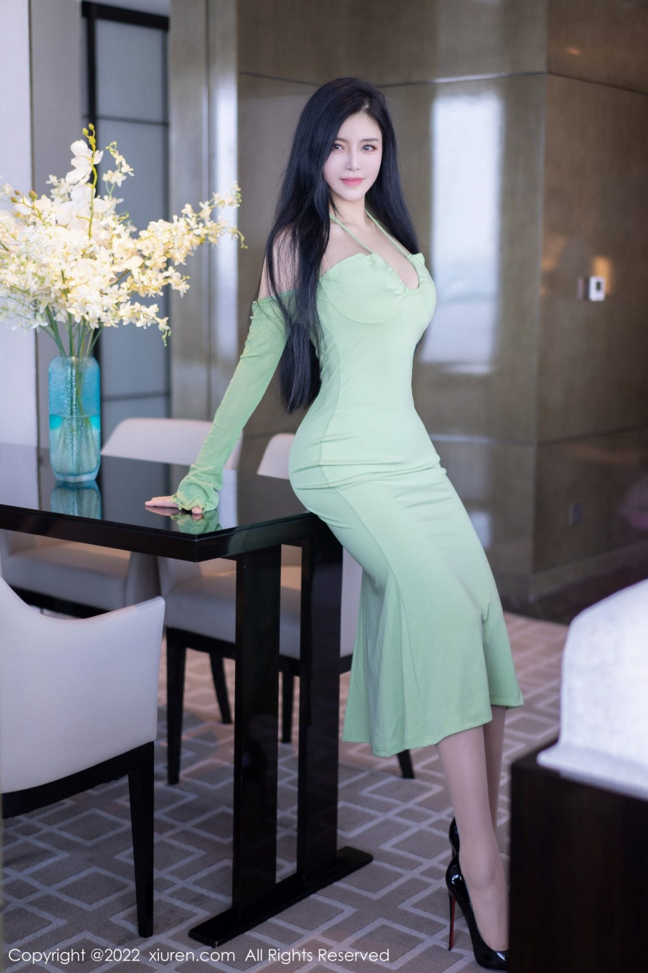 秀人网性感女神刘钰儿绿色连衣裙搭配原色丝袜性感写真