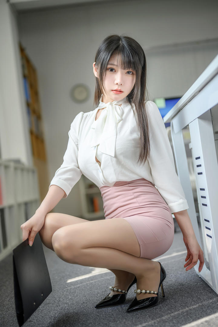粉色包臀裙性感美女同事办公室大胆写真图片
