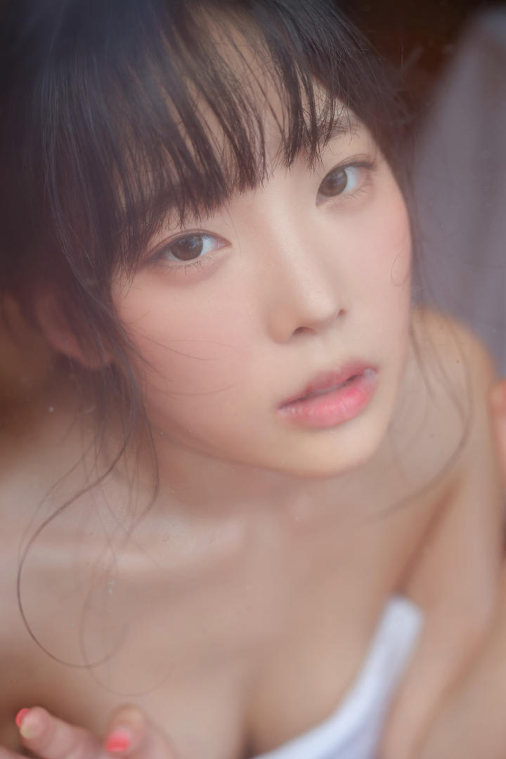 面色潮红的韩国清纯甜妹个人艺术写真图片