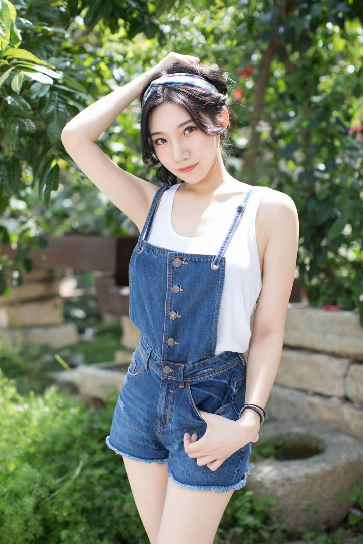 穿着背带裤的极品清纯美女写真