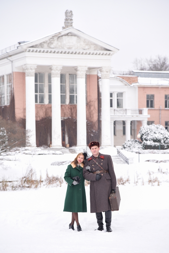 冬季浪漫雪景情侣写真摄影图片