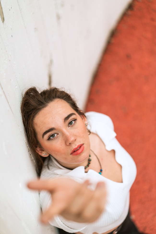 深V白衬衫美女图片