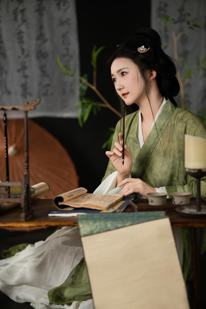 中国古装大家闺秀汉服美女写字图片