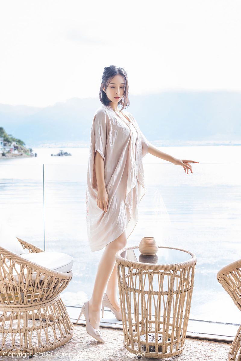 秀人网美女模特蓝夏Akasha白色吊带与朦胧丝袜极致性感写真