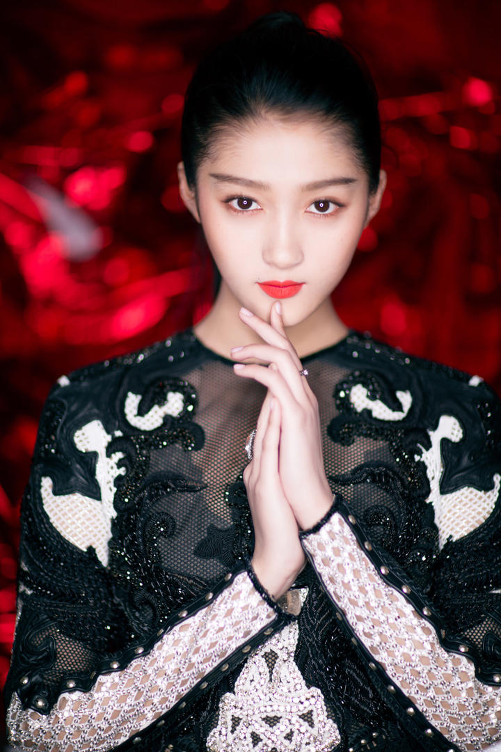 中国时尚漂亮的美女明星关晓彤图片