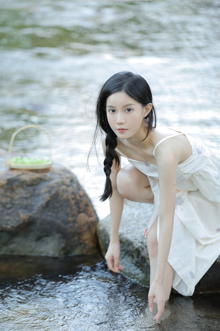 国内青春美少女野外溯溪个人艺术照写真图片
