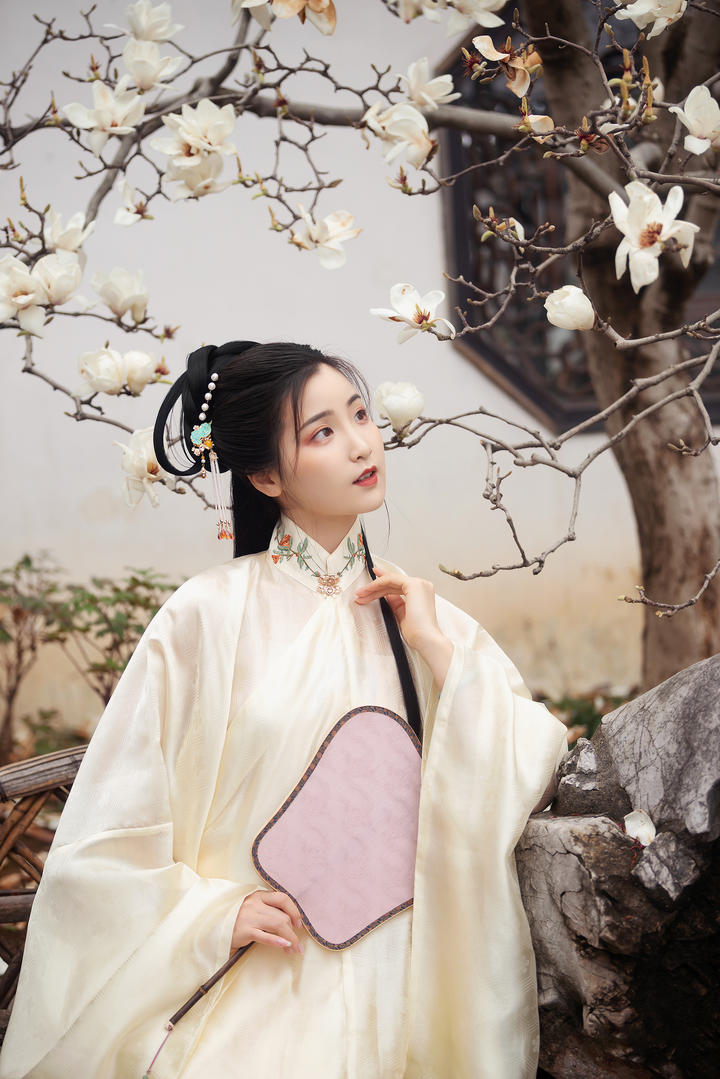 赏花的中国古典美女金儿艺术摄影图片