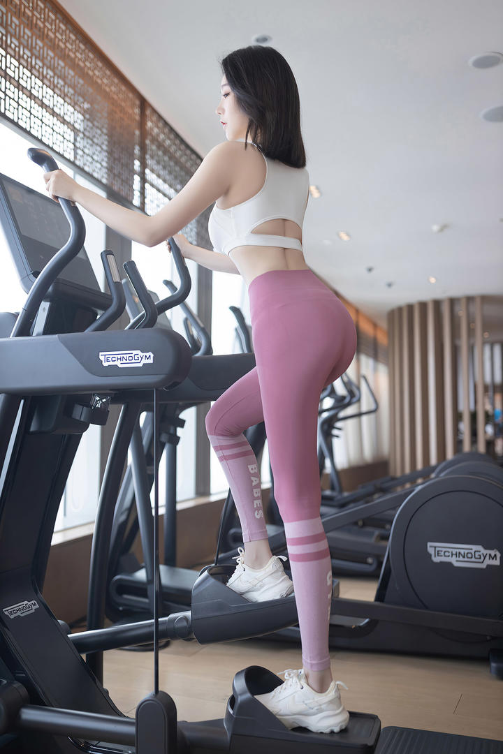 迷人蜜桃翘臀嫩模安然紧身裤美女健身图片