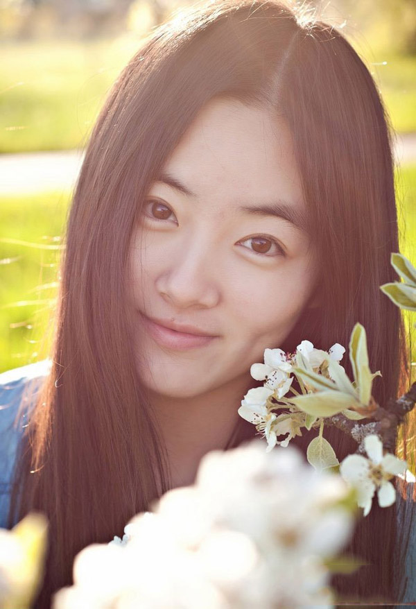 夕阳西下少女在翩翩起舞