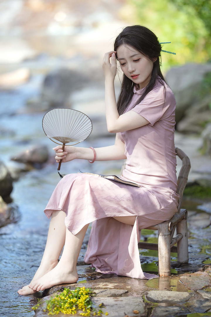 小溪边的清纯古典旗袍美女高清人像摄影图片
