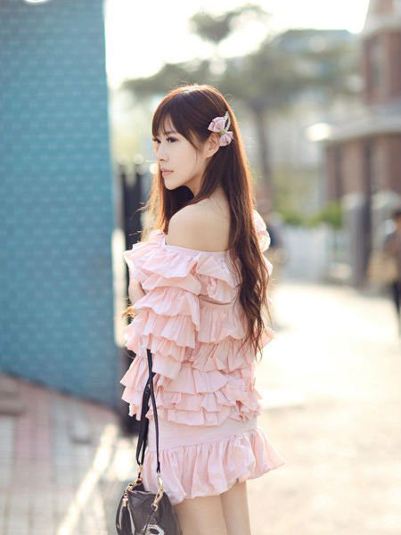 忽而今夏小短裙搭秀修长美腿