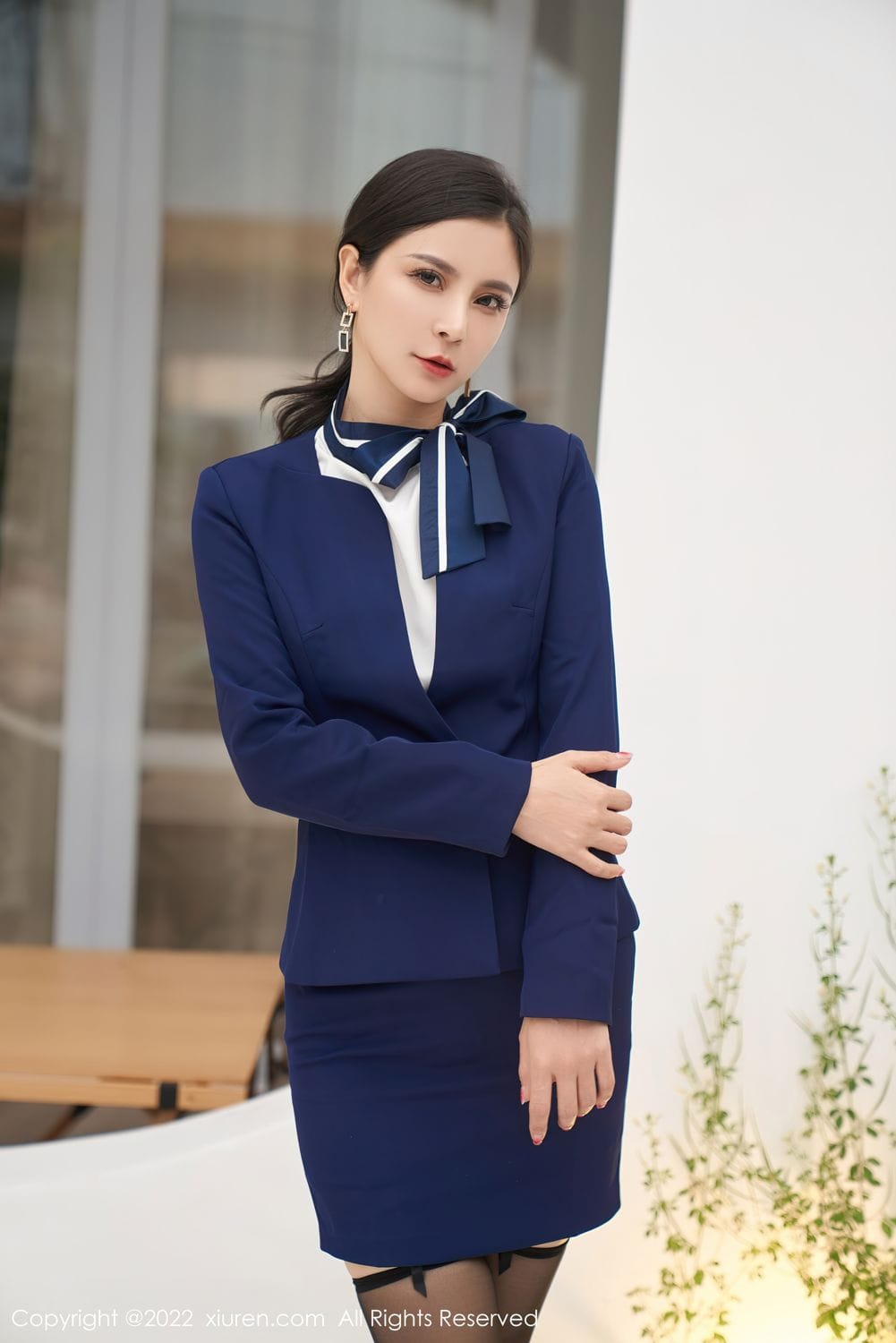 秀人网美女模特小蛮妖x深蓝色上衣搭配诱人黑丝OL系列写真