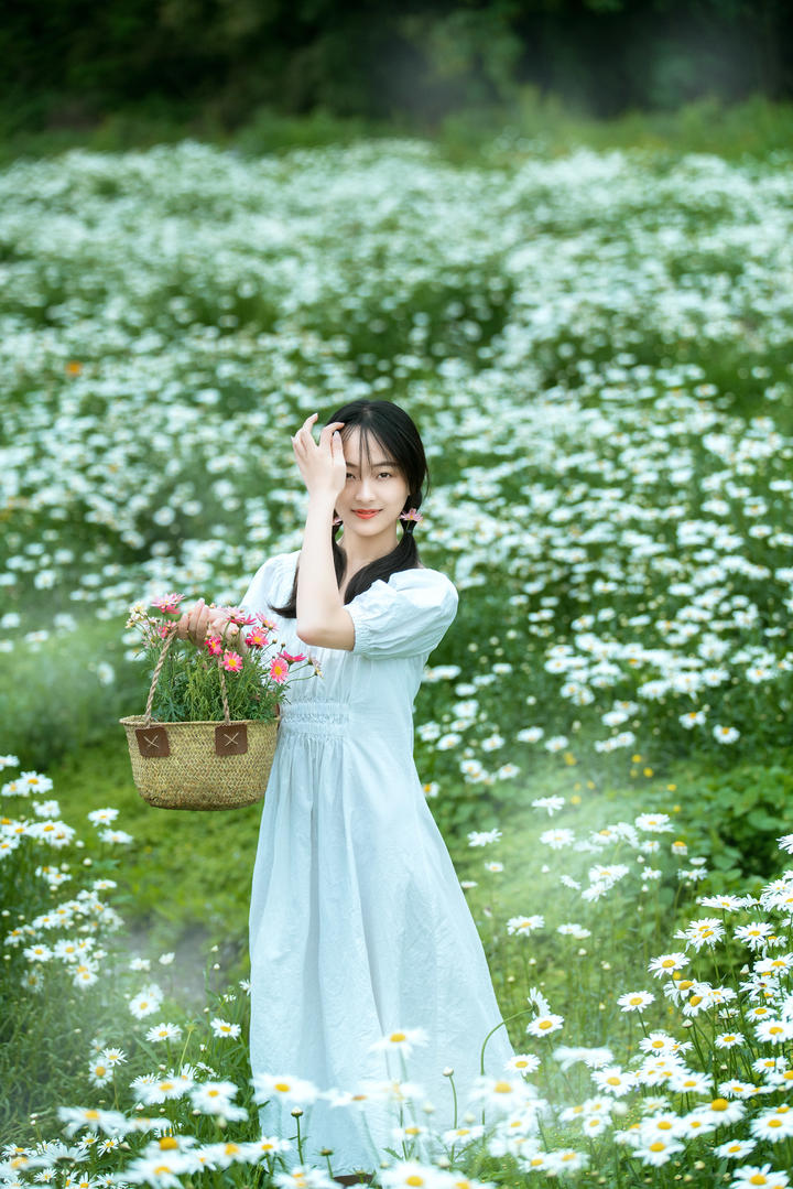 提着花篮的高清可爱QQ女生头像图片