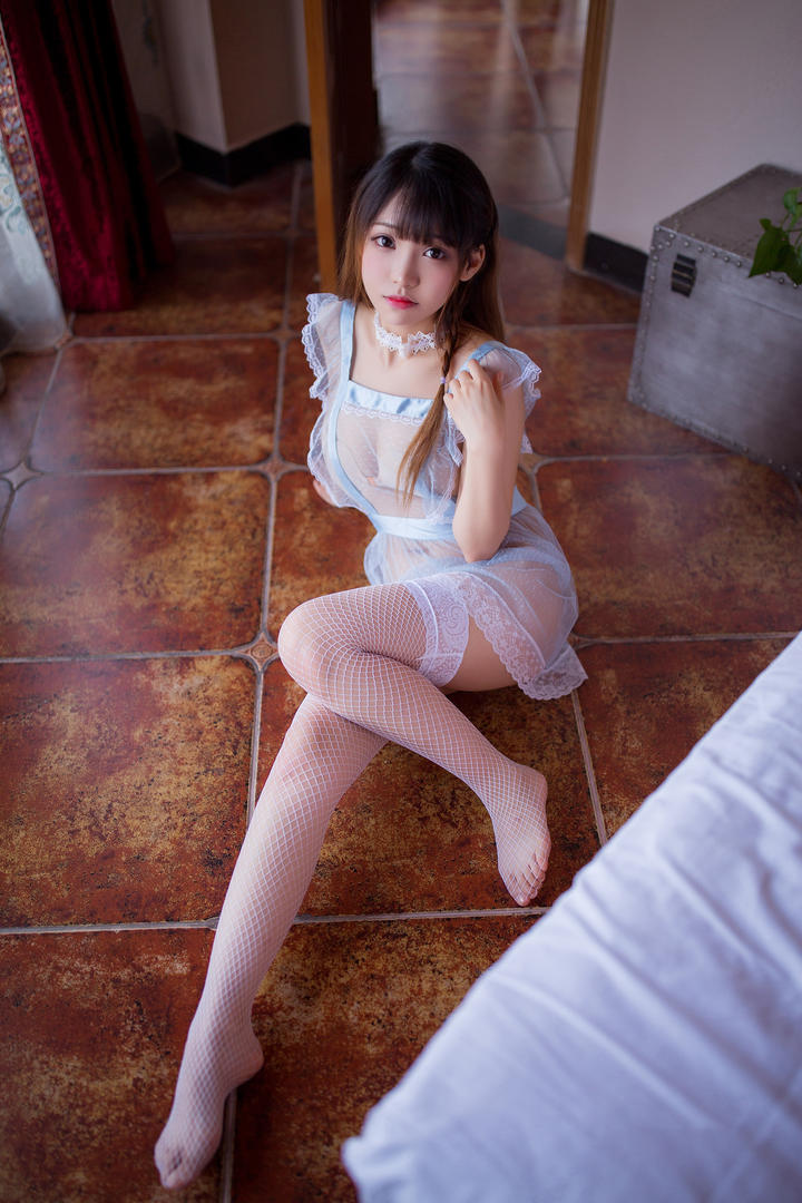 坐在地板上的高清中国极品丝袜小美女图片