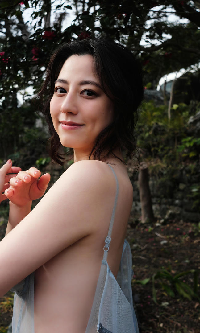 日韩在线香肩美女图片