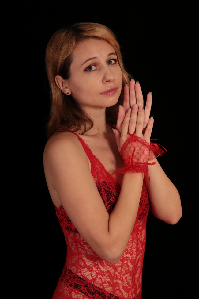 红色蕾丝诱惑美女人体写真图片