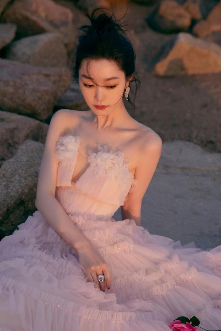 穿着婚纱的美女明星宋轶海边写真图片