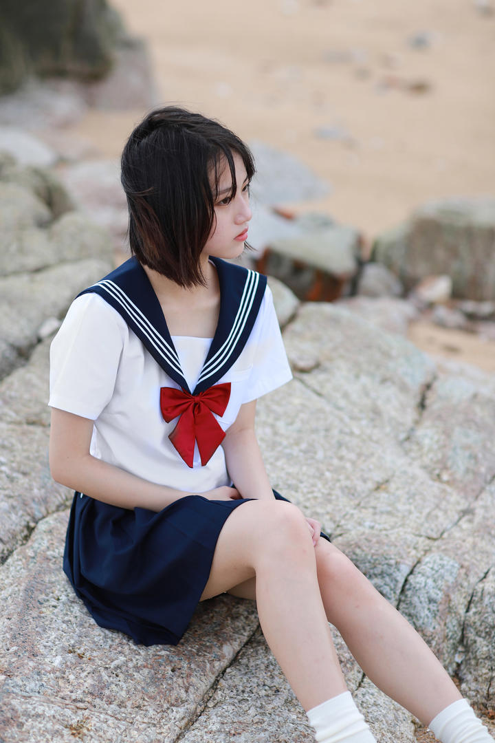 坐在石头上的高清初中女生校服照写真图片