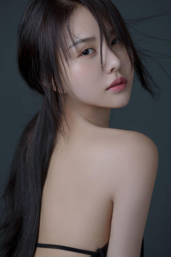 性感白皙皮肤香肩美女写真图片