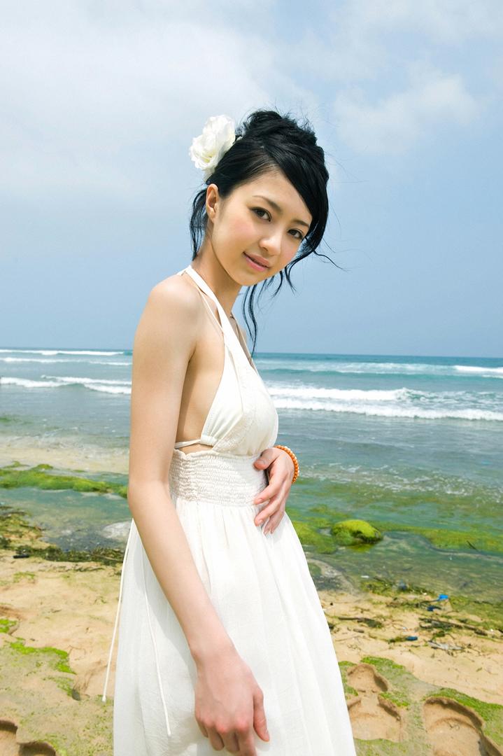 清纯动人的日本白裙美女海边人体摄影图片
