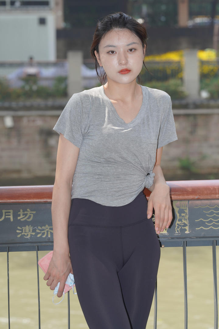 素颜紧身裤美女户外摄影图片下载