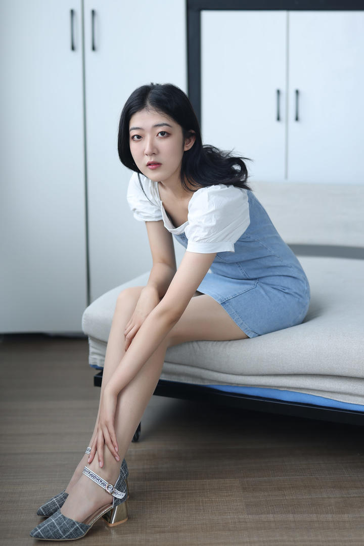 抚摸美腿的素颜美女帆帆写真图片