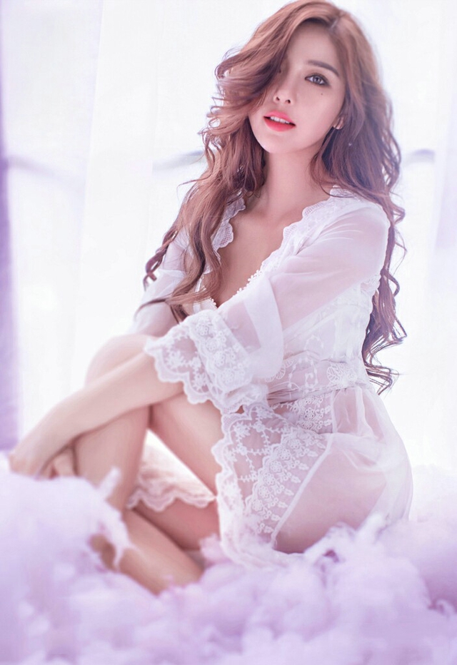 气质混血美女模特薄纱睡衣散发别样性感