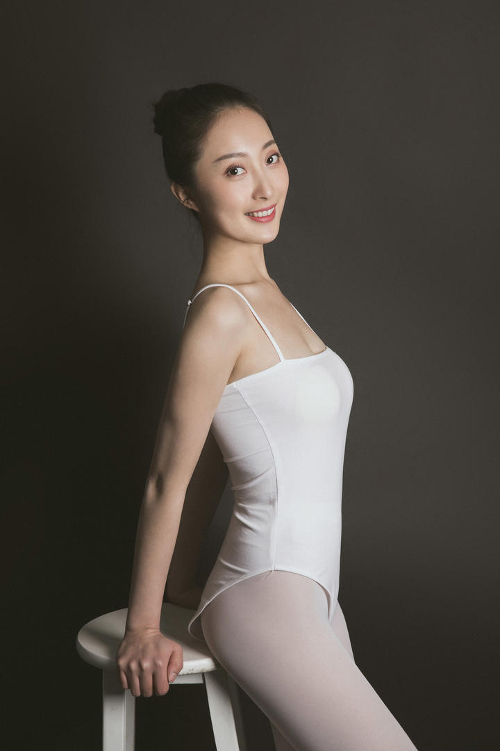跳芭蕾舞的甜美美女老师佳敏个人艺术写真图片