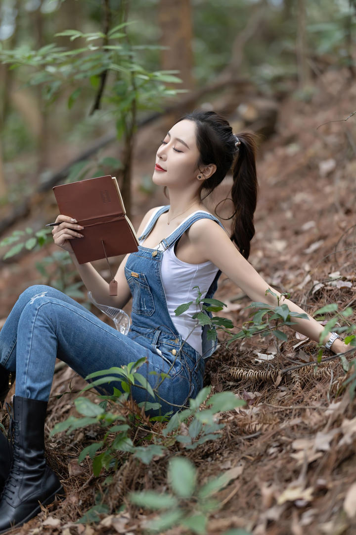 穿牛仔吊带裤性感美女王馨瑶野外艺术照