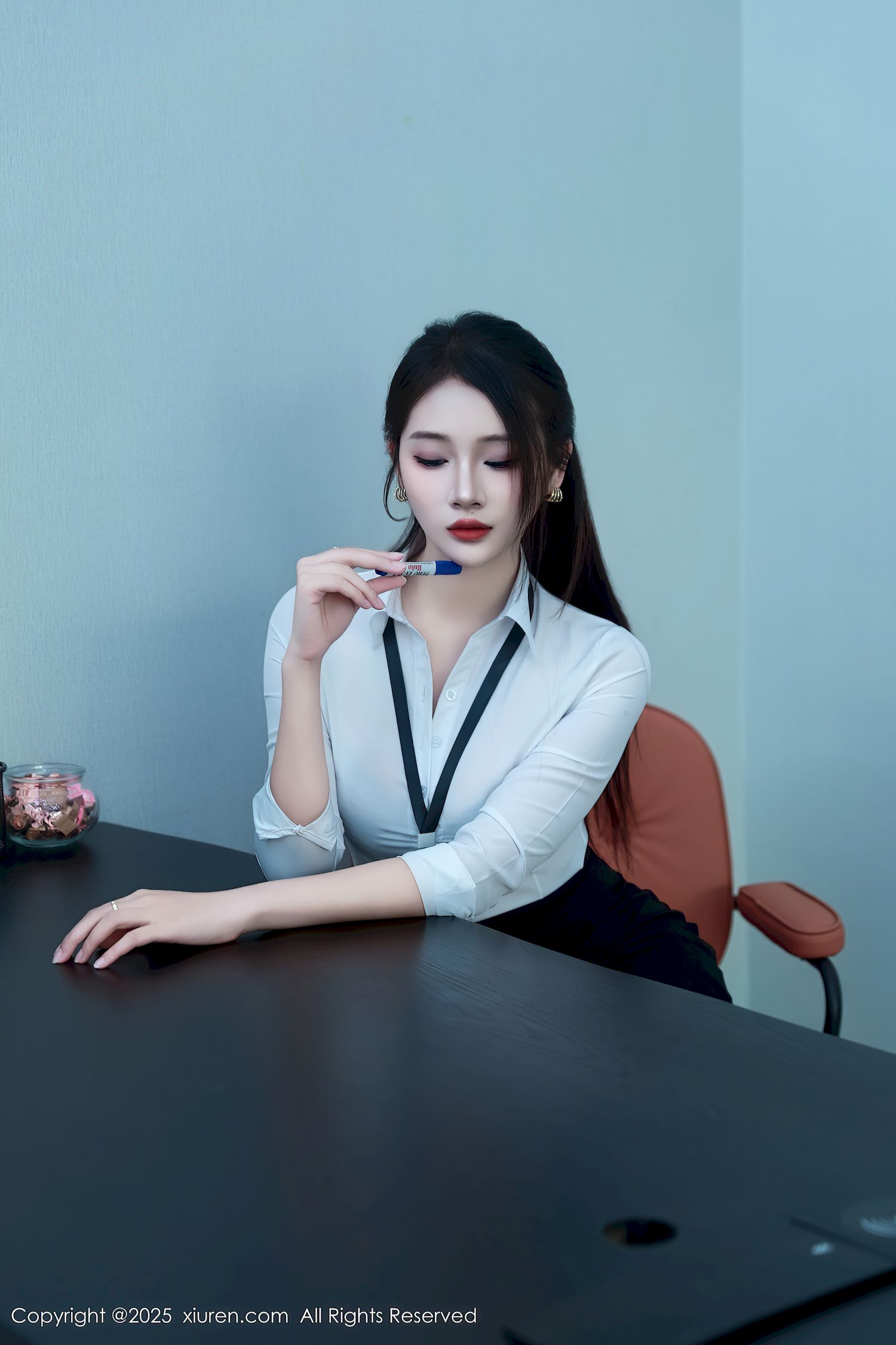 秀人网模特南乔黑白职业套装娇嫩欲滴性感写真