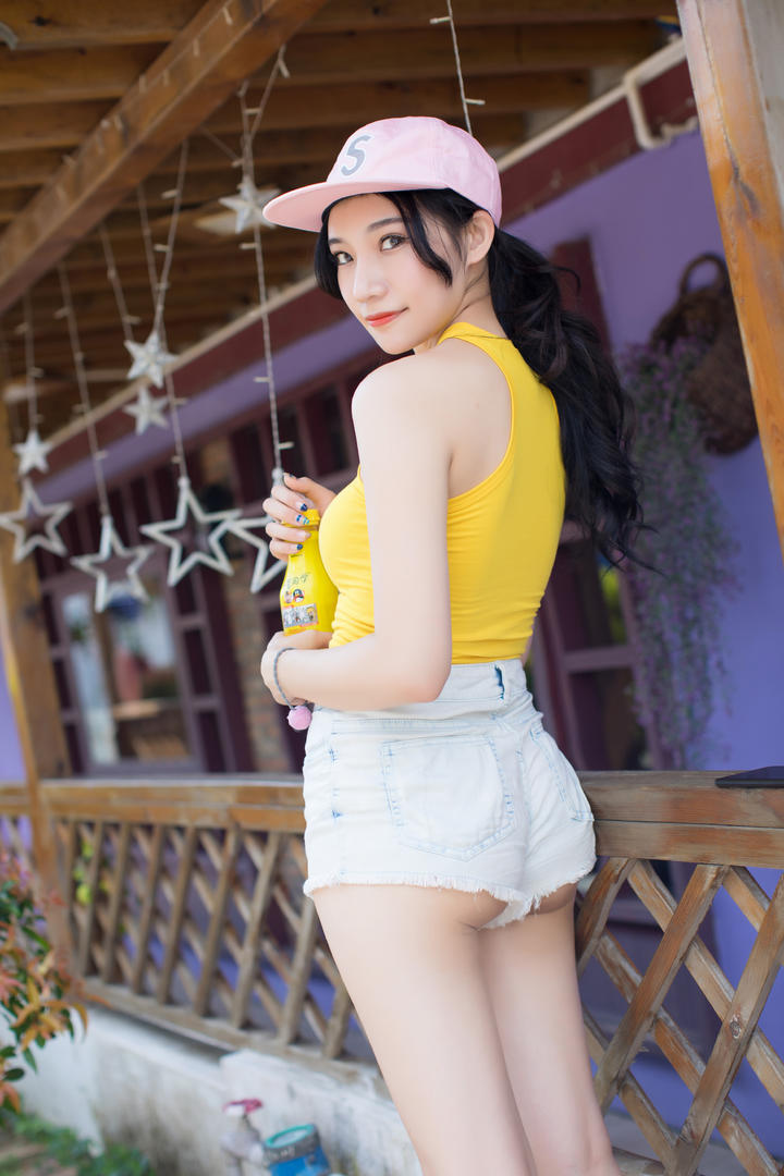 戴着帽子的清纯美女背影写真