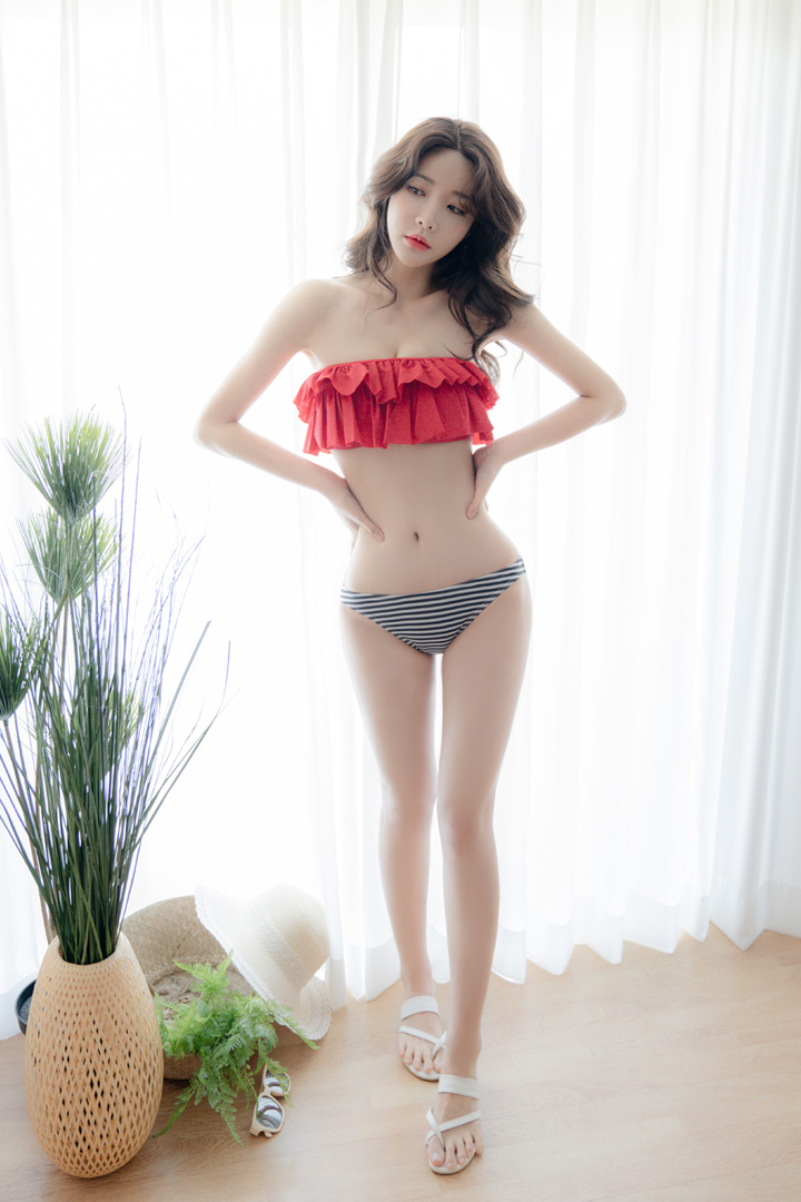 站在窗户边的韩国美女模特柳京写真