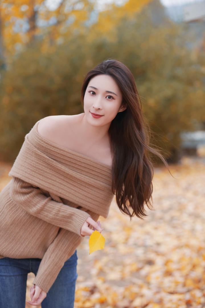 树林中的牛仔裤美女模特户外唯美写真摄影图片