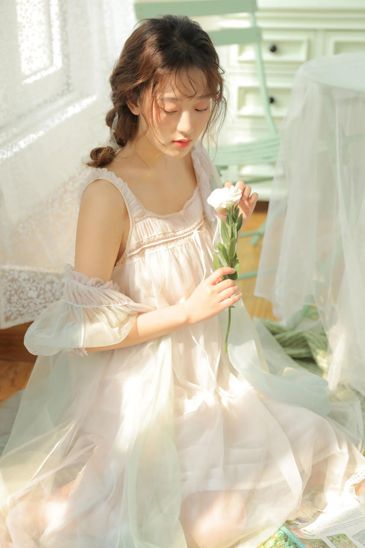 拿着玫瑰花的唯美清纯美女写真图片