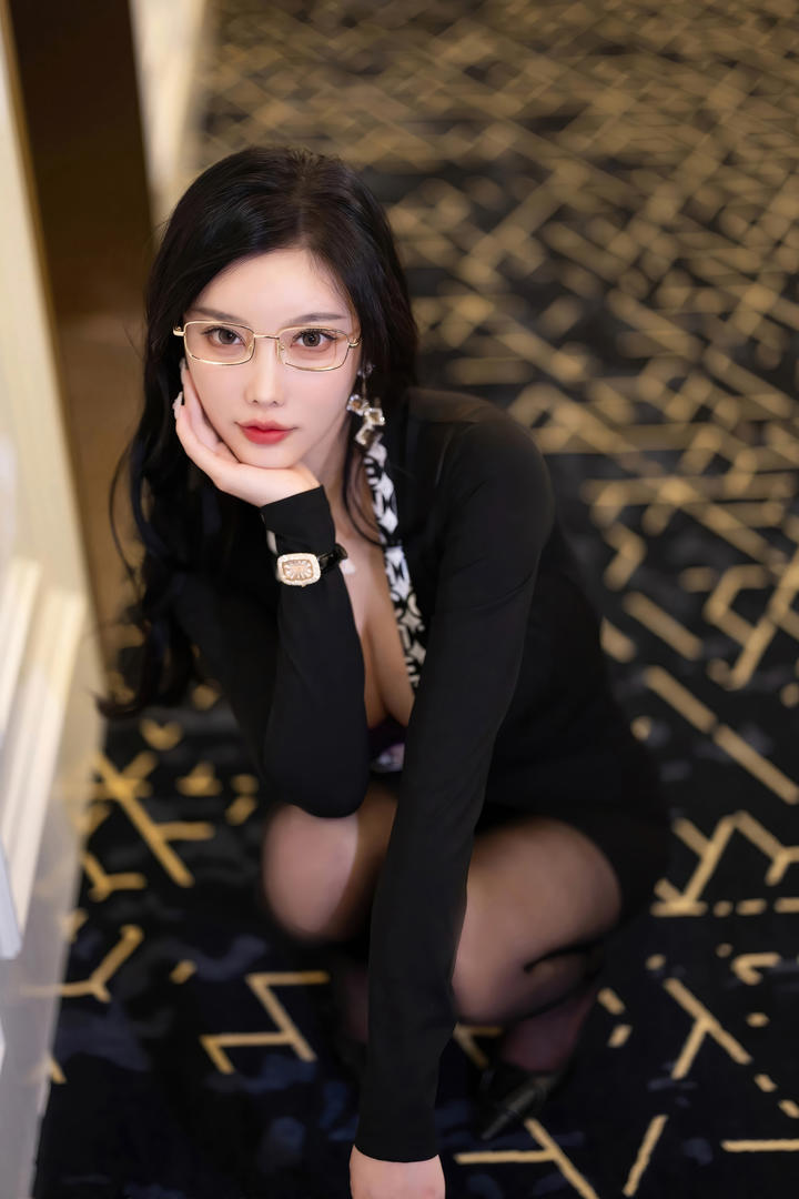 蹲在地上的性感销魂美女杨晨晨美女131写真图片