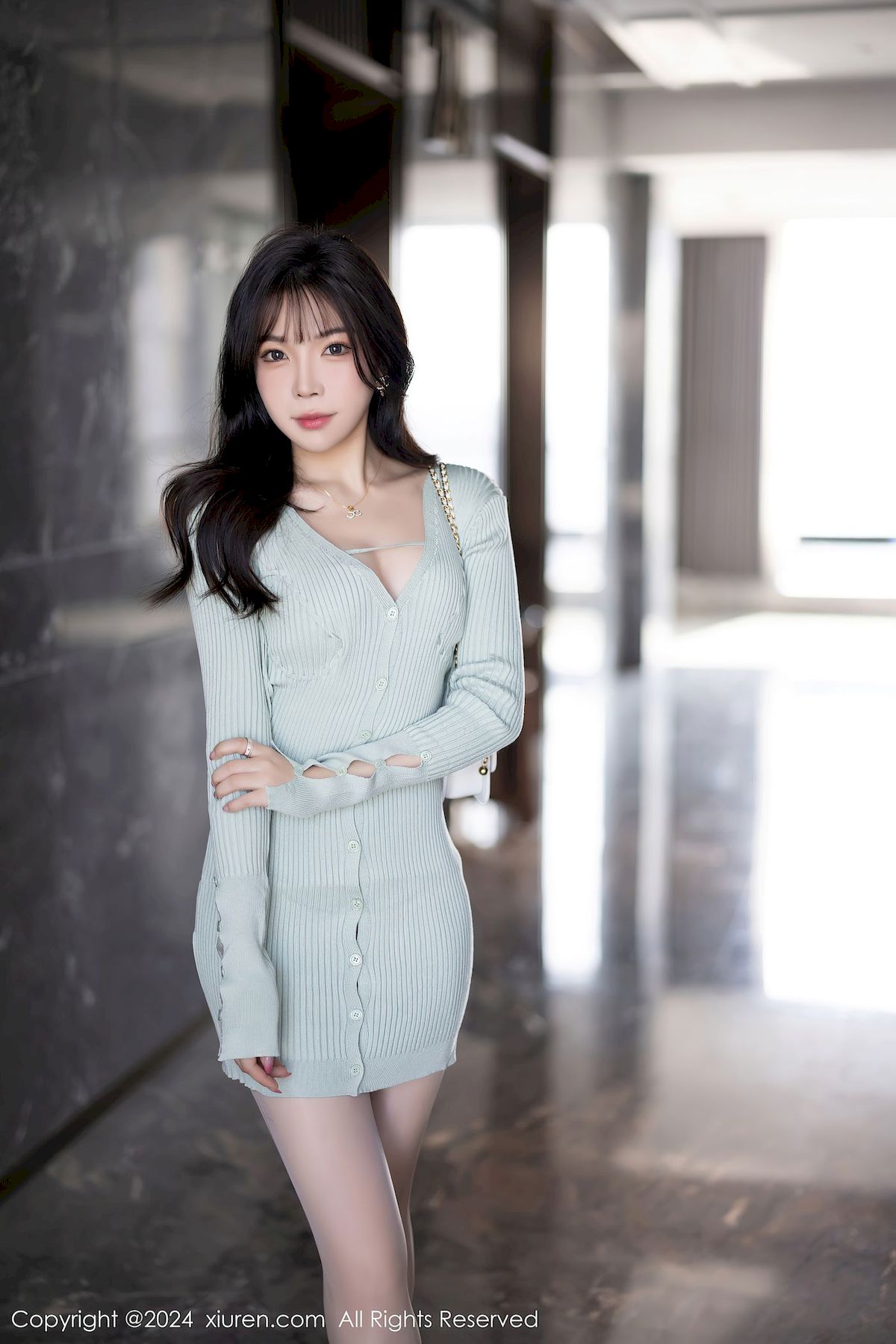 秀人网女神徐莉芝Booty淡蓝色服饰搭配原色丝袜性感写真