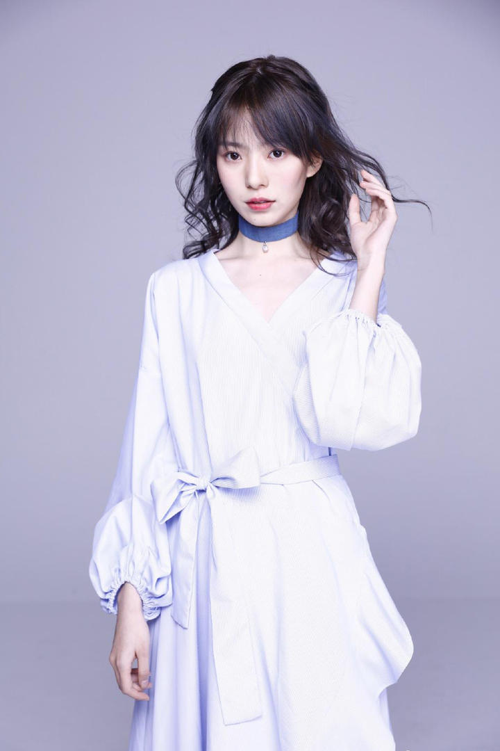 中国美女明星陈卓璇白色睡袍写真图片