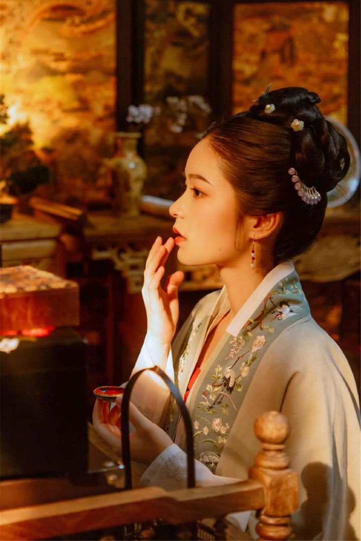 极品古装美女侧脸艺术写真图片