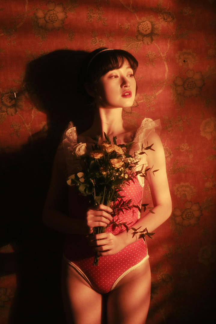 唯美艺校女生京京捧着花束艺术写真图片