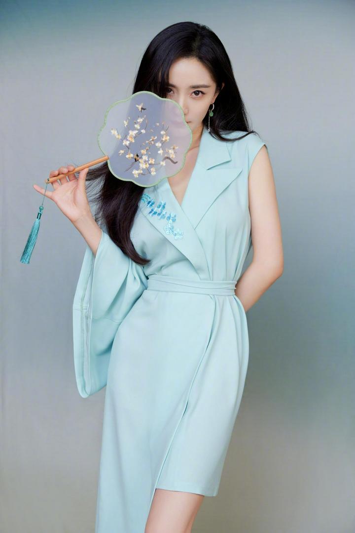 拿着扇子的美女明星杨幂图片