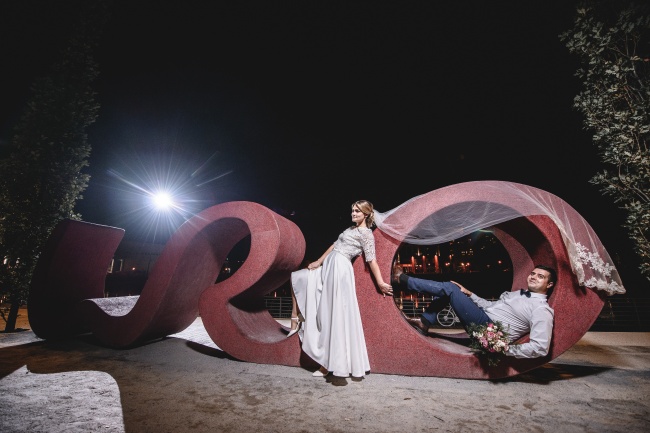 城市江滨夜景婚纱摄影图片