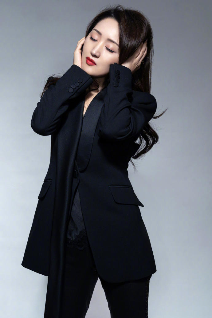 气质美女明星杨钰莹黑西装写真套图