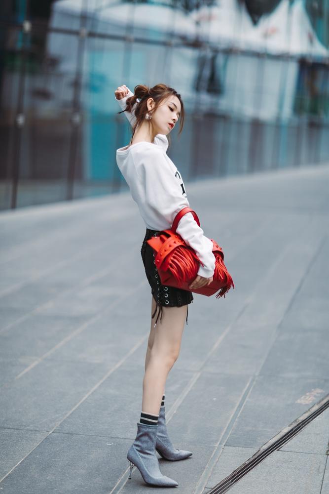 街拍美女明星陈瑶玩黑色短裙气质写真图片