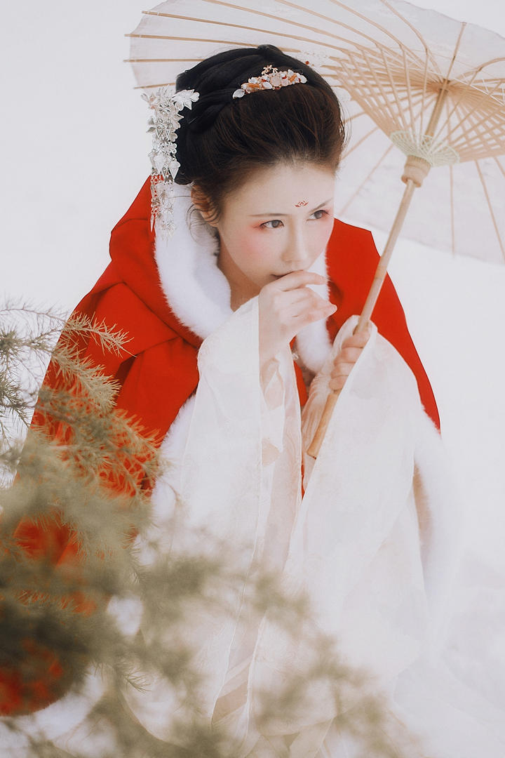 撑着伞走在雪地里的高清古装美女写真
