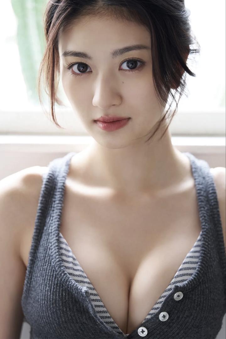 饱满深沟爆乳女人日韩AV女优图片在线观看