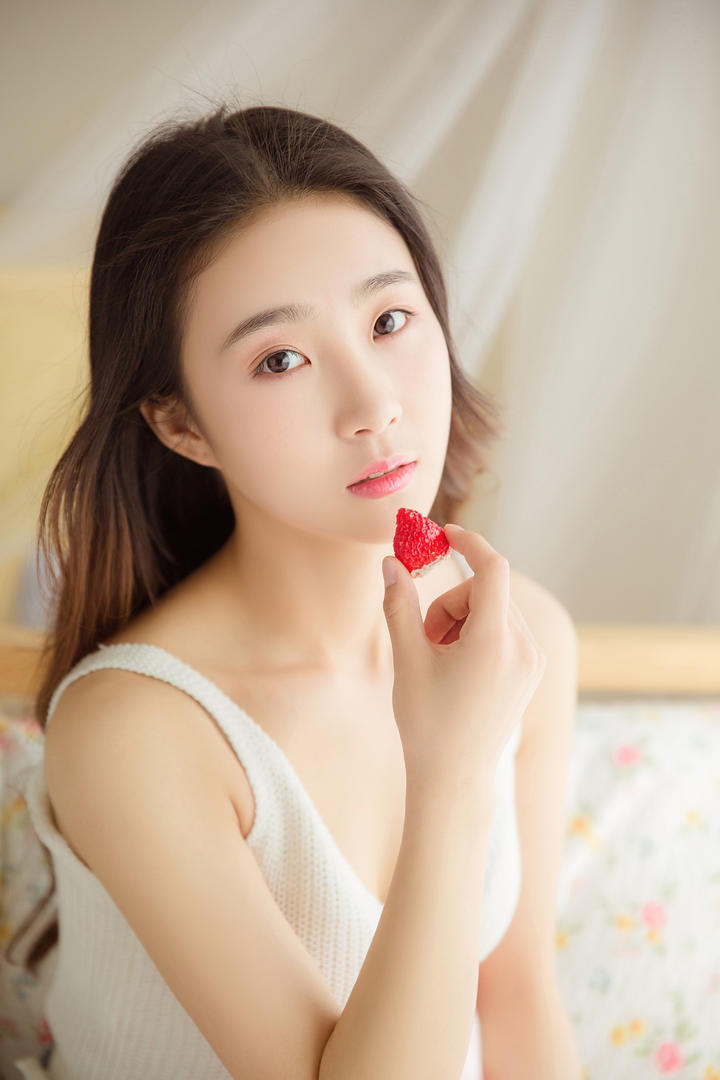 吃草莓的干净清纯美女头像高清图片