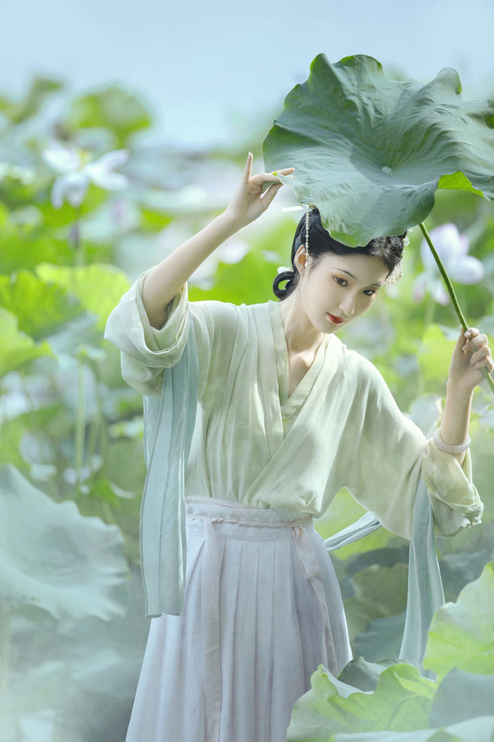 绝色清纯古装汉服美女荷花池里艺术写真图片